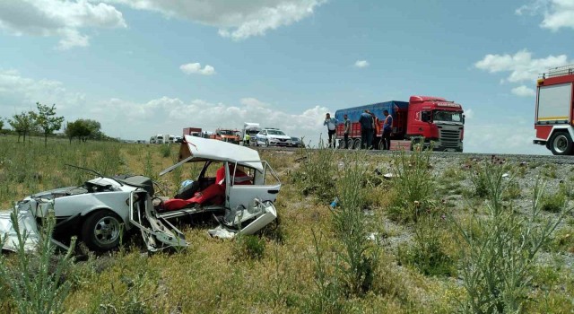 Konyada otomobil tıra çarptı: 1 ölü