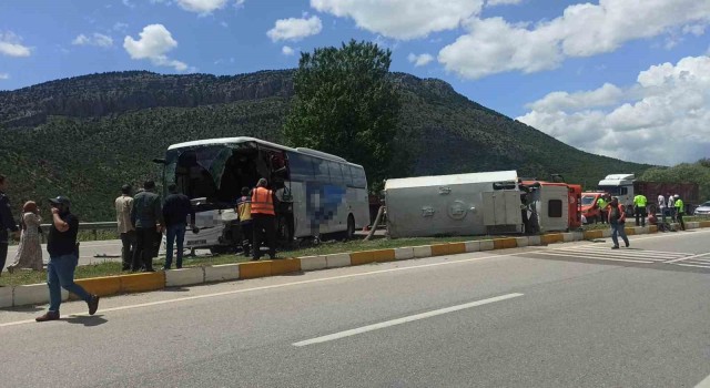 Konyada yolcu otobüsü ile temizlik aracı çarpıştı: 1 ölü, 15 yaralı