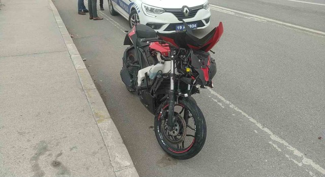 Köpeğe çarpan motosiklet sürücüsü ölümden döndü