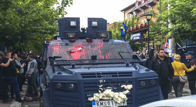 Kosovanın kuzeyinde polis ile Sırp protestocular arasında arbede