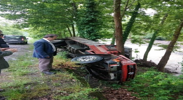 Köy Hizmetleri kamyonu şarampole yuvarlandı: 1 yaralı