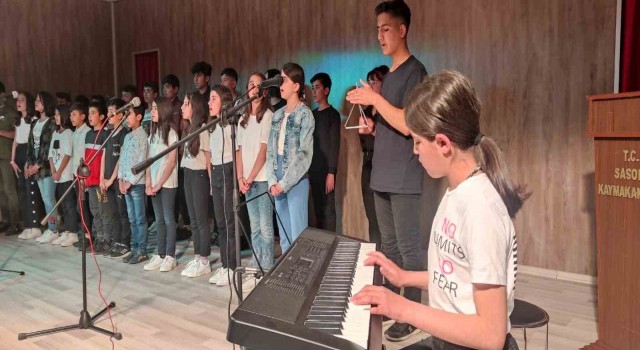 Köy okulunda düzenlenen çok dilli koro dinleyenleri mest etti