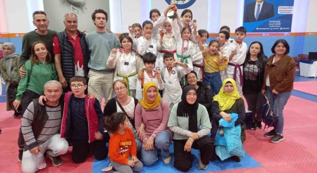 Köyceğizli taekwondocu minik kızlar şampiyon oldu