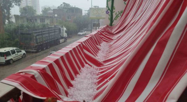 Kozanda şiddetli sağanak, sokak ve caddeler dereye döndü su bastı, dereler taştı