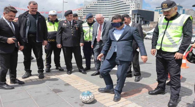 Kurşunlanan levhalar sergilendi, trafik güvenliğine dikkat çekildi