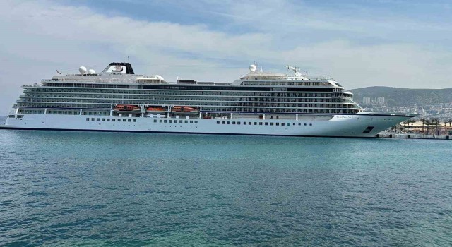 Kuşadası Limanına 4 gemi bereketi ile geldi