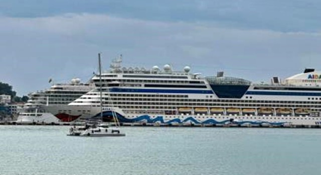 Kuşadasına 4 kruvaziyer gemisiyle 8 bin 200 turist geldi