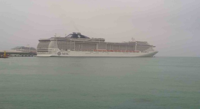 Kuşadasına kruvaziyer gemileriyle birlikte 4 bin turist geldi