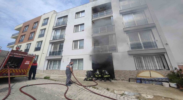 Kuşadasında ev yangını: 4 kişi dumandan etkilendi