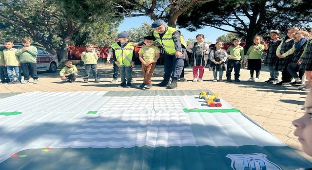 Kuşadasında ilkokul öğrencileri “trafik dedektifi” oldu
