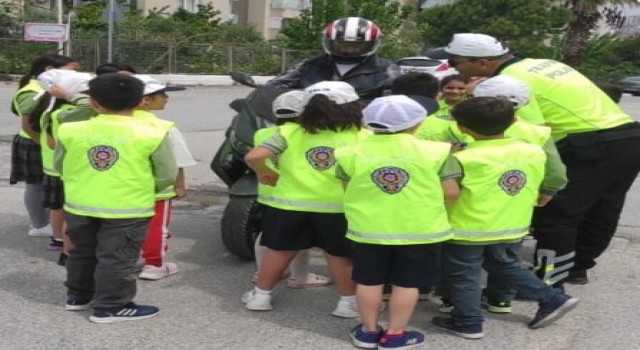 Kuşadasında, trafik ekipleri öğrencileri bilgilendirdi