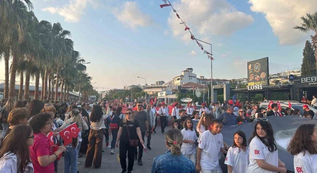Kuşadasında vatandaşlardan coşkulu yürüyüş