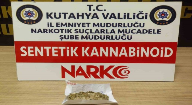Kütahyada bekçiler bir kişinin üzerinde uyuşturucu ele geçirdi