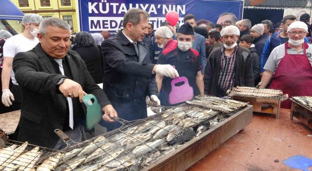 Kütahyada binlerce vatandaşa balık-ekmek ikramı
