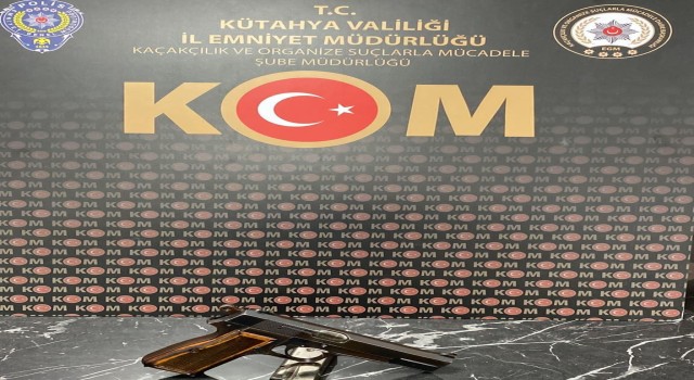 Kütahyada bir evde ruhsatsız tabanca ele geçirildi
