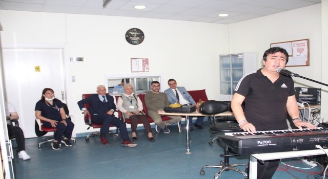 Kütahyada kemoterapi tedavisi gören hastalara müzik