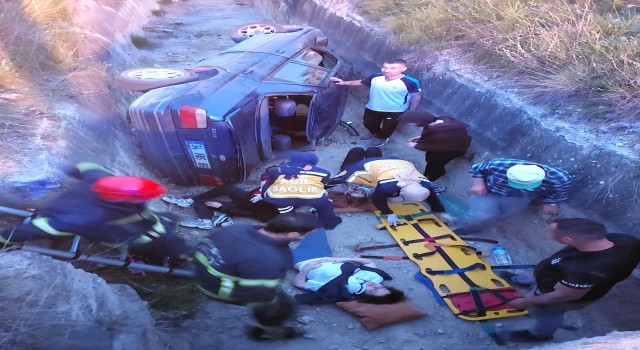 Kütahyada otomobil sulama kanalına uçtu: 5 yaralı