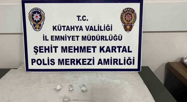 Kütahyada yoklama kaçağı şahsın üzerinde uyuşturucu ele geçirildi