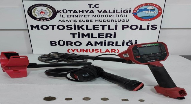 Kütahyada Yunus Timleri bir araçta 6 adet sikke ve 2 detektör ele geçirdi