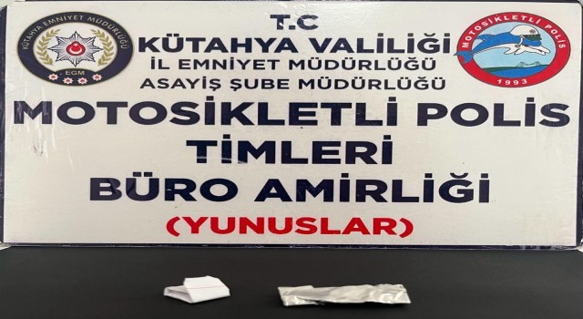 Kütahyada Yunus Timleri bir kişinin üzerinde uyuşturucu ele geçirdi
