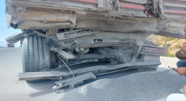 Kuzey Marmarada feci kaza: Kargo tırının şoförü hayatını kaybetti