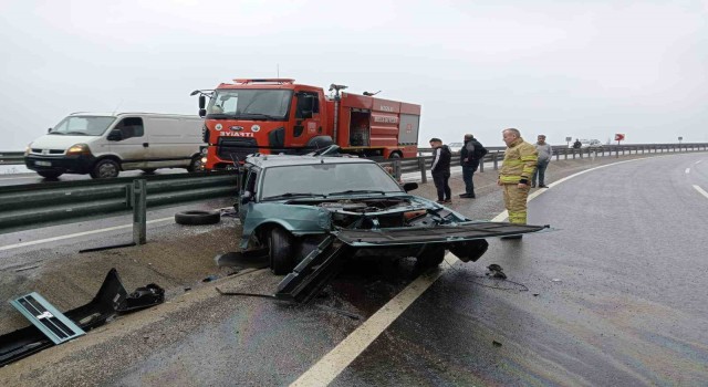 Lastiği patladı bariyerlere çarparak durabildi:2 yaralı