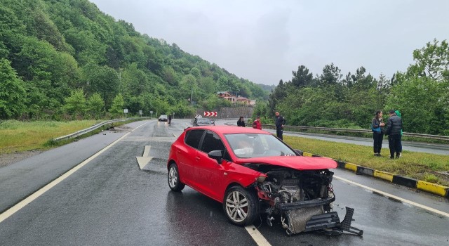 Lastiği patlayan otomobil bariyerlere çarptı