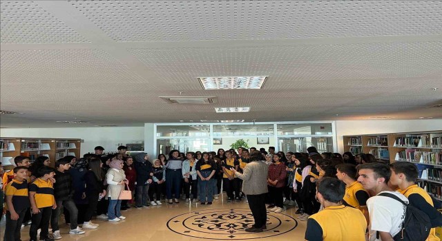 Lise öğrencileri, Şırnak Üniversitesi Kütüphanesini gezdi