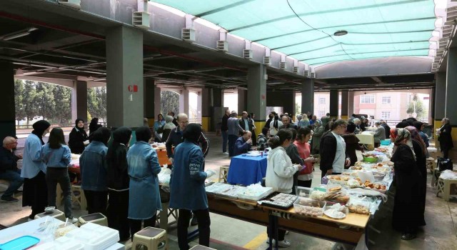 Liseli kızlar, atık malzemelerden oluşturdukları ürünleri depremzedeler için sergiledi