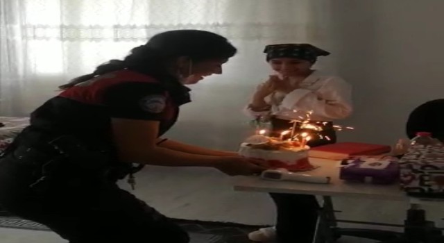 Lösemi hastası kıza yunus polislerinden sürpriz doğum günü