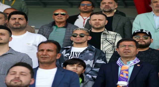 Lucas Torreira, Eyüpspor - Ankara Keçiörengücü maçını takip ediyor