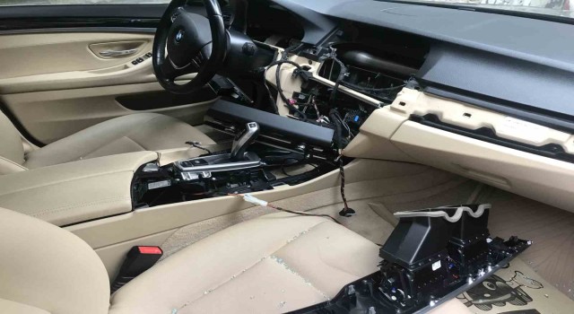 Lüks araçla geldiler, başka bir lüks aracı soyup gittiler