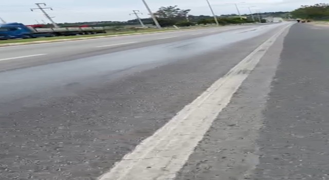 Lüleburgaz Belediyesine ait kamyondan akan yağ kazaya sebep oldu