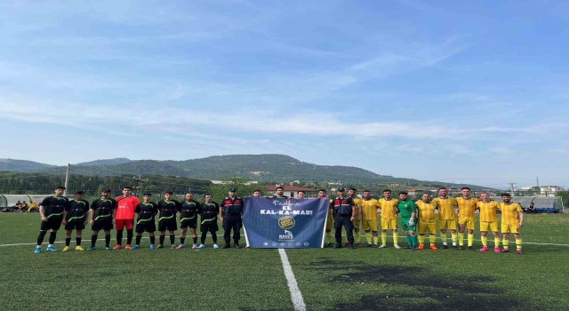 Maç öncesi açılan pankart büyük alkış aldı