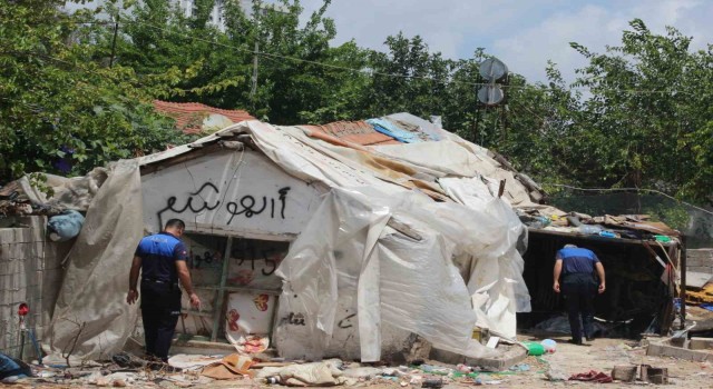 Mahalleliyi isyan ettiren metruk çöp ev, belediye ekiplerince yıkıldı