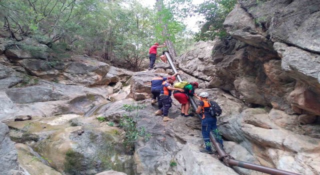 Mahsur kalan tatilcileri JAK ve MAGEME ekipleri kurtardı
