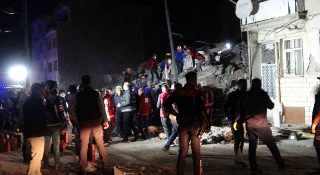 Malatyada 3 katlı ağır hasarlı bina çöktü: 1 kişi öldü