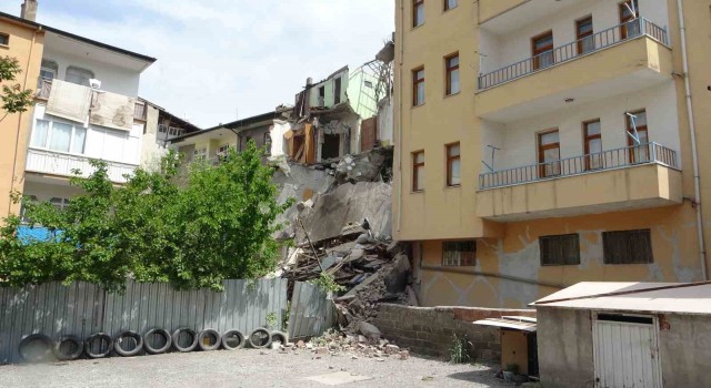 Malatyada 4 katlı hasarlı binada göçük meydana geldi