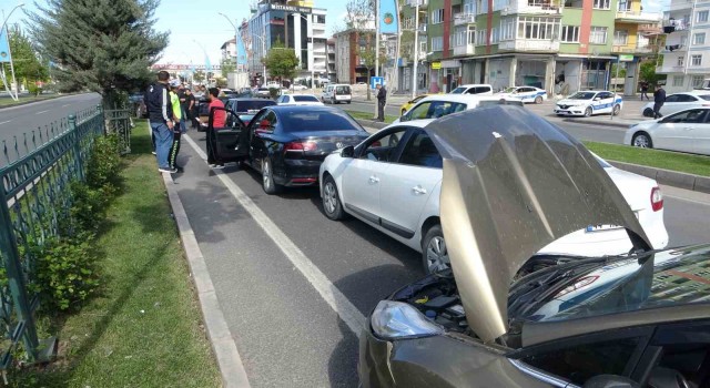Malatyada 5 araç birbirine girdi trafik kilitlendi