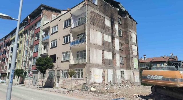 Malatyada acil yıkılacak evlerin yıkımı sürüyor