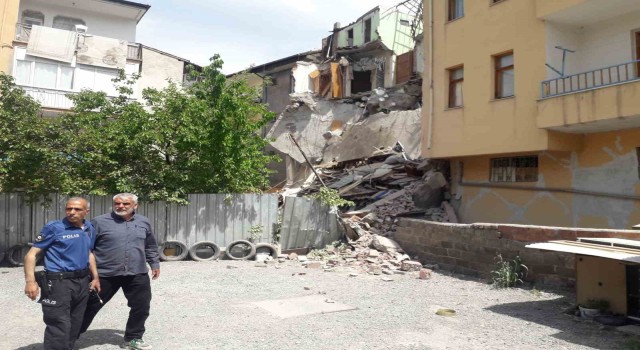 Malatyada ağır hasarlı bina çöktü