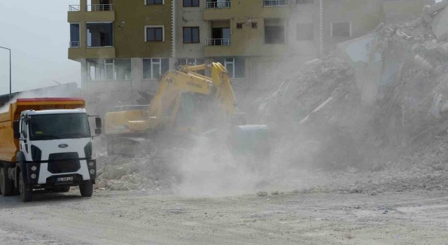 Malatyada ağır hasarlı binaların yıkımı devam ediyor