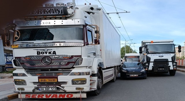 Malatyada ilginç kaza: Seyir halindeki iki aracın arasına sıkışan otomobil trafiği felç etti