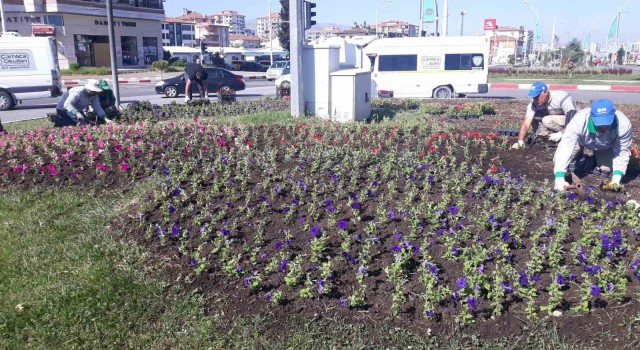 Malatyada parklar ve refüjler yenileniyor