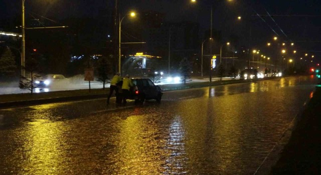 Malatyayı sağanak vurdu, araçlar yolda kaldı