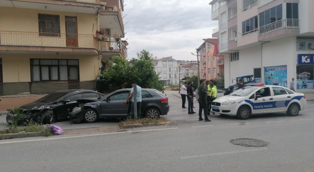 Manavgatta iki otomobil çarpıştı: 1 yaralı