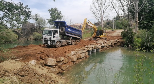 Manavgatta Naras Çayına geçici köprü
