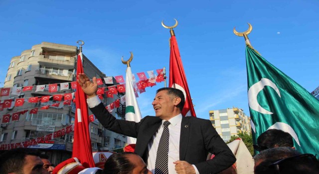 Manisalılar meydanda Kılıçdaroğlunu, caddede Oğanı ağırladı