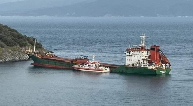 Marmara Adasında karaya oturan gemi kurtarıldı