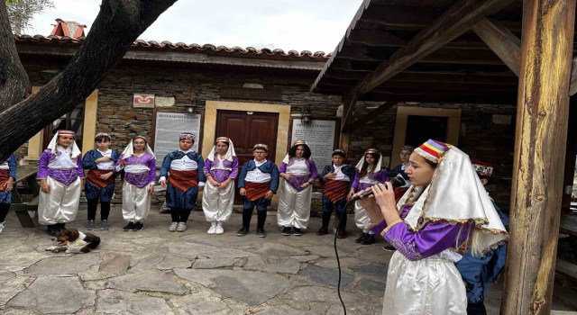 Marmarisli öğrenciler işaret dili ile Kerimoğlu Türküsünü söyledi